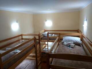 Хостелы S&J Ереван Кровать в общем 8-местном номере для мужчин и женщин-3